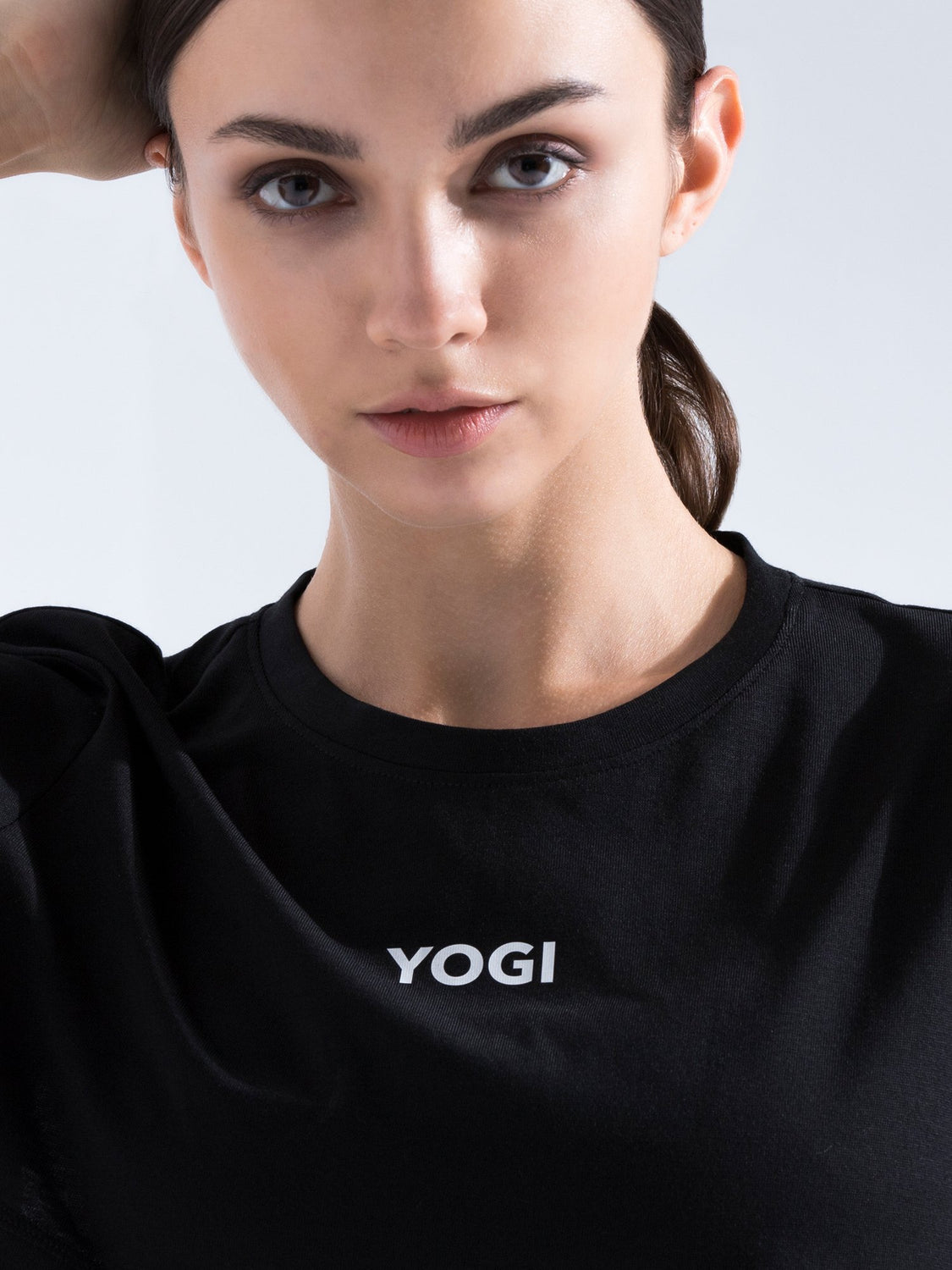 YOGI CROPPED TEE, BLACK
