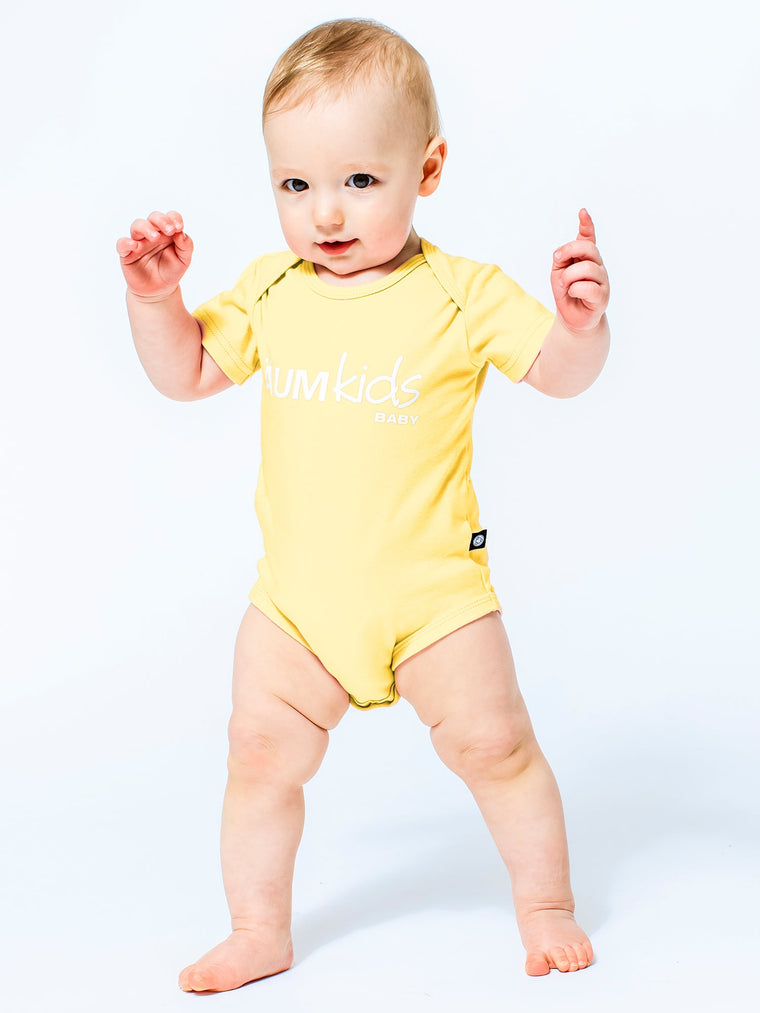 AUMkids HAPPY BABY SHORT SLEEVE ONESIE + BIB SET, YELLOW