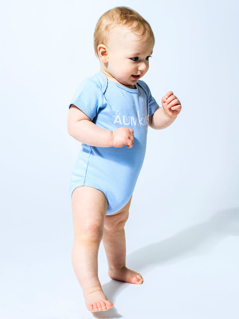 AUMkids HAPPY BABY SHORT SLEEVE ONESIE + BIB SET, SKY