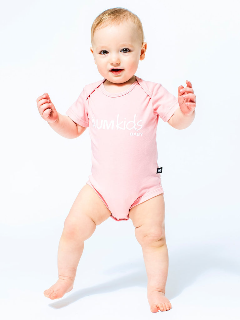 AUMkids HAPPY BABY SHORT SLEEVE ONESIE + BIB SET, PINK